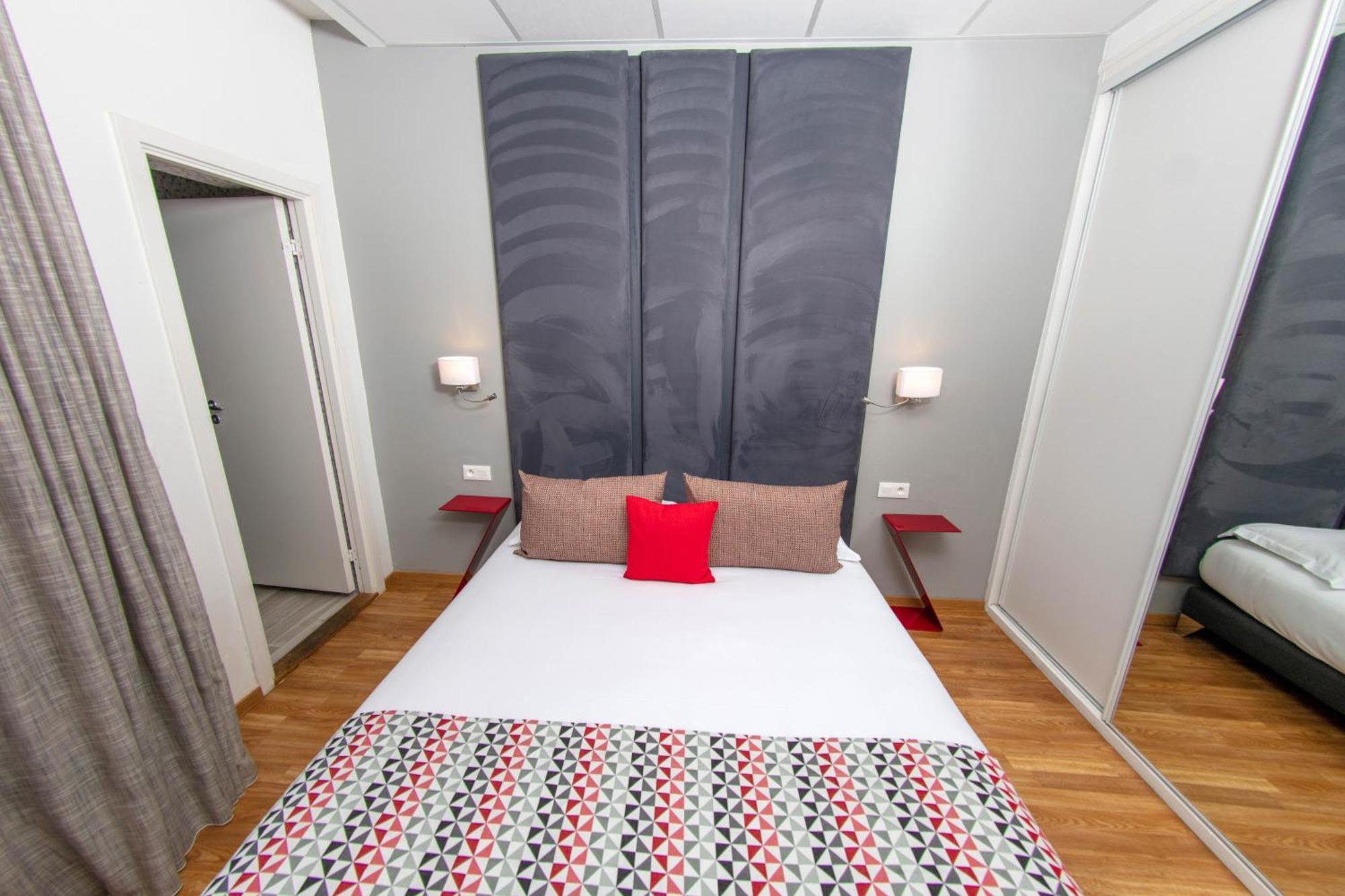 Hotel Mediterranee 卡尔维 外观 照片